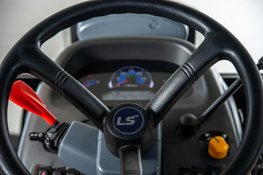 traktor LS XU6168