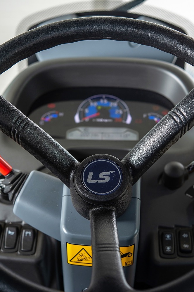 traktor LS XU6168